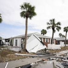 Stranger’s Heroic Act: Woman Battles Floodwaters to Help Elderly Woman During Hurricane Ian